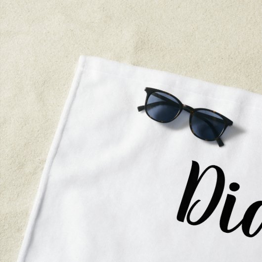 Bruine suikerbaby in zwart en goud strandlaken (In situ)