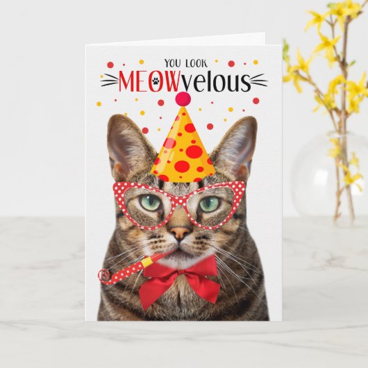 Bruine Tabby Kat MEOWvelous Verjaardag Kaart (Gele Bloem)