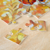 Bruine tabbykat die rust op een comfortabel bed legpuzzel (Zijkant)