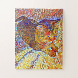 Bruine tabbykat die rust op een comfortabel bed legpuzzel