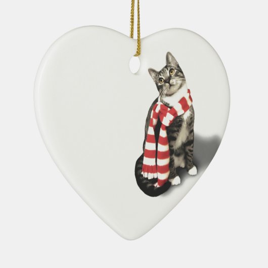 Bruine tablet in een rode en witte sjaal keramisch ornament (Rechts)