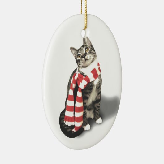 Bruine tablet in een rode en witte sjaal keramisch ornament (Rechts)