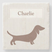 Bruine Teckel op Beige Strepen Custom Name Stenen Onderzetter (Voorkant)