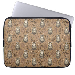 Bruine Uil Geïllustreerd Bospatroon Laptop Sleeve