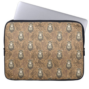 Bruine Uil Geïllustreerd Bospatroon Laptop Sleeve