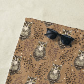 Bruine Uil Geïllustreerd Bospatroon Strandlaken (In situ)