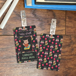 Bruine Uil op een boek Bibliotheek Hall Pass Badge