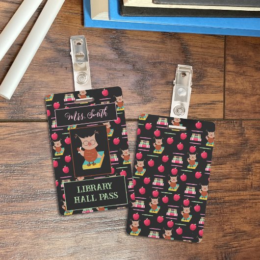 Bruine Uil op een boek Bibliotheek Hall Pass Badge