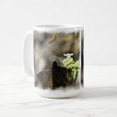 Bruine vlinder op wit koffiemok (Voorkant links)