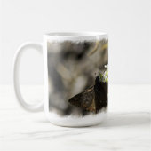 Bruine vlinder op wit koffiemok (Links)
