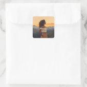 Bruine vrouw met uitzicht op de bergen vierkante sticker (Tas)