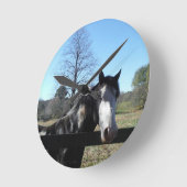 Bruine &White, Geschilderd Paard, heldere blauwe Ronde Klok (Hoek)