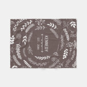 Bruine witte bladeren Floral Monogram Patroon Fleece Deken (Voorkant (Horizontaal))