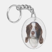 Bruine & Witte Hond acryl sleutelhanger (Voorkant Links)