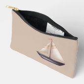 Bruine Zeilboot en Naam op Beige Etui (Open)