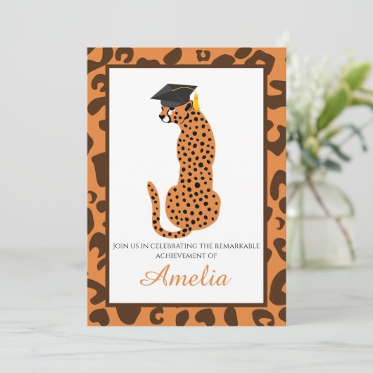 Brullend van trots afstudeeruitnodiging luipaard kaart (Staand voorkant)