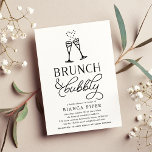 Brunch & Bubble | Bridal Shower-uitnodiging Kaart<br><div class="desc">Nodig geliefden uit om de bruid te douchen bij een "brunch en bubbly"-vrijgezellenfeest met deze zwarte en witte kikkervisjes met twee champagnefluiten die door een bruisend hart zijn verbonden,  en elegante typografie.</div>