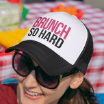 Brunch So Hard Magenta & Black Trucker Pet<br><div class="desc">Brunch zo hard. Een druppelaar die een leuk stuk op de rap lyric in scherpe,  moderne bloktekst bevat,  met "Brunch" in diep magenta roze met een klein formaat effect,  en de rest in klassiek zwart.</div>