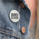 Brunch zo hard ronde button 3,2 cm<br><div class="desc">Verklaar uw trouw voor de belangrijkste EIND van de dag met deze leuke zwarte en witte knoop. Het ontwerp is voorzien van "Brunch So Hard",  een leuk spel op de rap lyrische in heldere,  moderne bloktekst.</div>