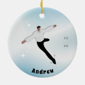 Brunette Boy Figuur Ice Skating Kind Naam & Jaar Keramisch Ornament (Achterkant)