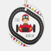 Brunette Boy Kind Racing Red Car & Flags Name Year Keramisch Ornament (Links)
