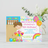 Brunette Girl Bowling Birthday Party Kaart (Staand voorkant)