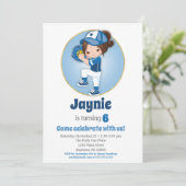 Brunette Girls Blue Softball Birthday Invitation Kaart (Staand voorkant)