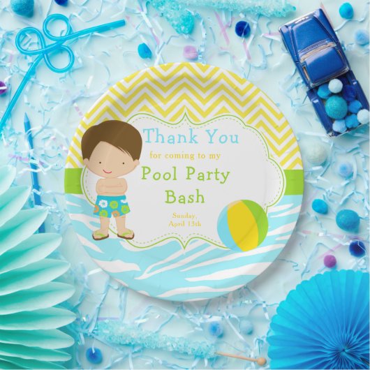 Brunette Hair Boy Pool Party Bash Papieren Bordje (Feest)