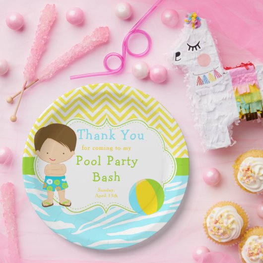 Brunette Hair Boy Pool Party Bash Papieren Bordje (Feest)