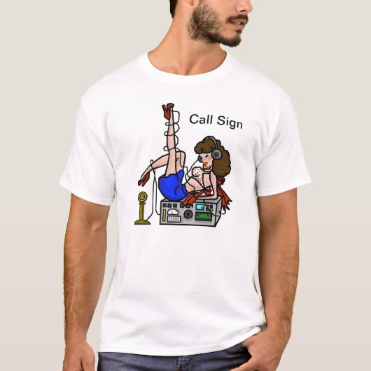 Brunette Ham Radio Pin-up Girl Tshirt past het aan (Voorkant)