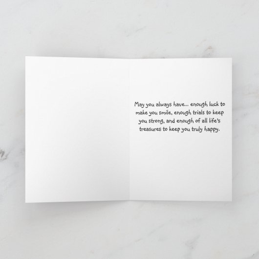 Brunette kinder met shamrock op groene kaart (Binnen)