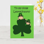 Brunette kinder met shamrock op groene kaart (Gele Bloem)