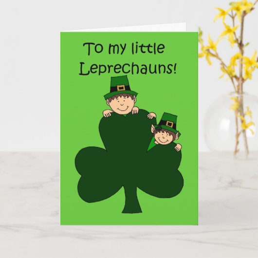 Brunette kinder met shamrock op groene kaart (Gele Bloem)