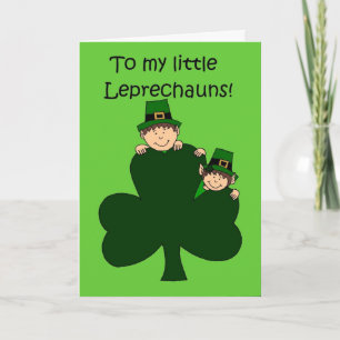 brunette kinderen met shamrock op groene kaart