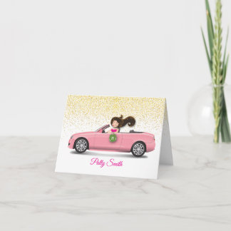 Brunette meisje in de auto met faux glitter bedankkaart