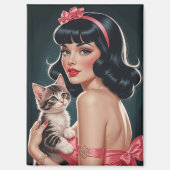 Brunette Pin-Up met Schattige Kitten Portret Magneet (Voorkant)