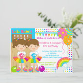 Brunette Twins Girl Bowling Birthday Party Kaart (Staand voorkant)