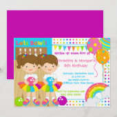 Brunette Twins Girl Bowling Birthday Party Kaart (Voorkant / Achterkant)