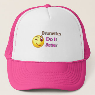 Brunettes doen het beter ;) trucker pet