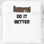 Brunettes doen het beter vierkante sticker (Tas)