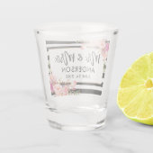 Brush Script Pink Floral Gestreept Mr en Mrs Shot Glas (Achterkant)