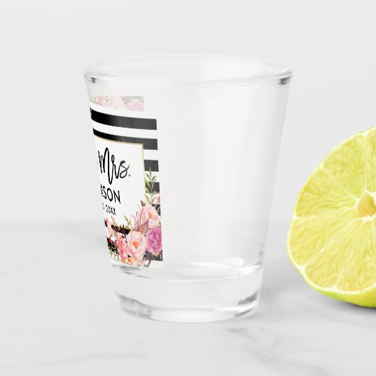 Brush Script Pink Floral Gestreept Mr en Mrs Shot Glas (Rechts)