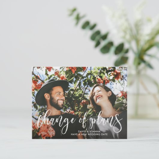 Brush Script Verandering van Plannen Uitgesteld Tr Aankondigingskaart (Staand voorkant)
