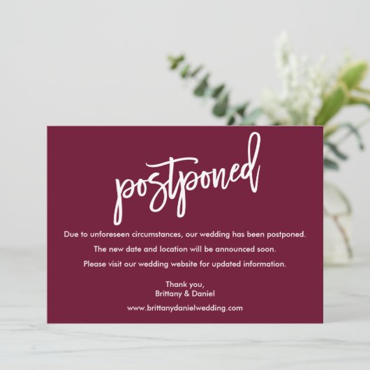 Brush Script Wedding Postponed Burgundy Kaart (Staand voorkant)