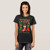 brusselse griffon hond in kerstsokken , licht xma t-shirt (Voorkant volledig)
