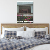 Brutalistisch Museum, Bisjkek, Kirgizië (Frunze) Canvas Afdruk (Insitu (Slaapkamer))