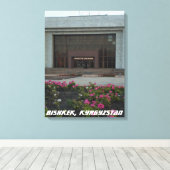 Brutalistisch Museum, Bisjkek, Kirgizië (Frunze) Canvas Afdruk (Insitu (Houten vloer))
