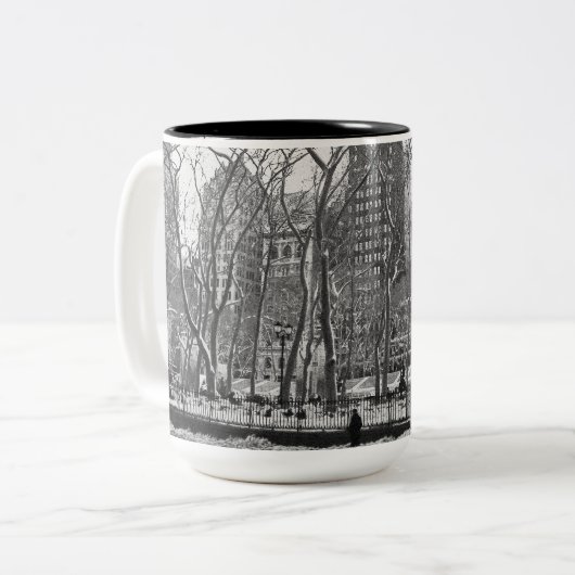 Bryant Park Mok (Voorkant links)