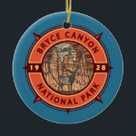 Bryce Canyon National Park Elk Retro Compass Keramisch Ornament<br><div class="desc">Bryce Canyon vectorkunstwerk ontwerp. Het park is een spuitreservaat in het zuiden van Utah,  bekend om gekruiste hadots,  die spinvormige rotsformaties zijn.</div>