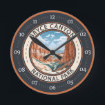 Bryce Canyon National Park Trail Illustratie Kunst Ronde Klok<br><div class="desc">Bryce Canyon vectorkunstwerk ontwerp. Het park is een spuitreservaat in het zuiden van Utah,  bekend om gekruiste hadots,  die spinvormige rotsformaties zijn.</div>
